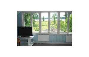 カトリーネホルムにあるCozy Home In Katrineholm With Lake Viewのデスク、パソコン、窓が備わる客室です。