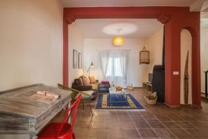 A seating area at Holi-Rent La Casa del Limonero