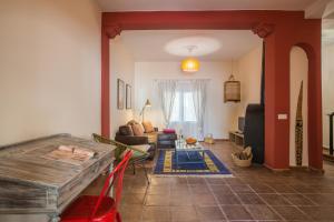 a living room with a couch and a table at Holi-Rent La Casa del Limonero in Castilleja de la Cuesta