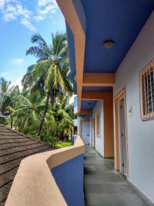 una casa con techo azul y pasarela en Libton Manor, en Candolim