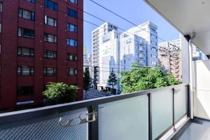 een balkon met uitzicht op de gebouwen bij momo premium 603 in Sapporo