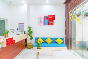- un salon avec un canapé bleu et une table dans l'établissement The Dream House, à Nha Trang