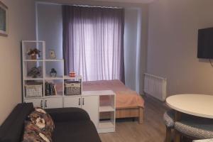 古多里Loft I, Studio N 108的小房间设有一张床、一张桌子和一张桌子