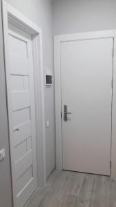 古多里Loft I, Studio N 108的铺有木地板的房间内的白色门