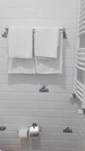 古多里Loft I, Studio N 108的白色的浴室,墙上挂着毛巾 更多7张照片