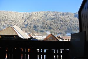 Vista generica sulle montagne o vista sulle montagne dall'interno del bed & breakfast