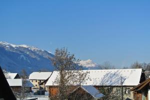 Vista generica sulle montagne o vista sulle montagne dall'interno del bed & breakfast
