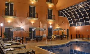 un hotel con piscina, mesas y sillas en Holiday Inn Express Silao-Aeropuerto Bajio, an IHG Hotel, en Silao