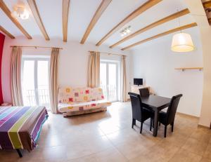 Posedenie v ubytovaní LOFT IN 3th floor & TERRACE in 4th floor