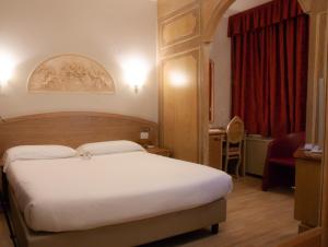 En eller flere senge i et værelse på Hotel Motel 2000