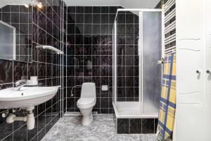 Kúpeľňa v ubytovaní Apartamenty Pod Wieżyczkami by Noclegi Renters + 22 fotografií
