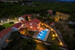 Bazén v ubytovaní Luxury Villa Poquito alebo v jeho blízkosti