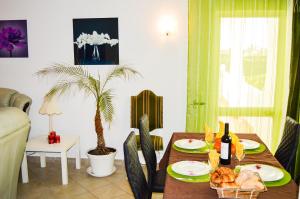 a dining room with a table and a palm tree at Algarpraia in Carvoeiro