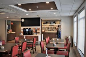 Příslušenství pro přípravu čaje a kávy v ubytování Holiday Inn Express Hotel & Suites Boston - Marlboro, an IHG Hotel