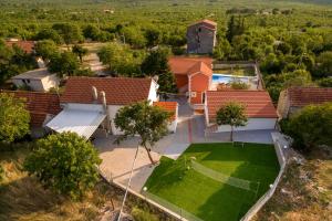 Pohľad z vtáčej perspektívy na ubytovanie Luxury Villa Poquito