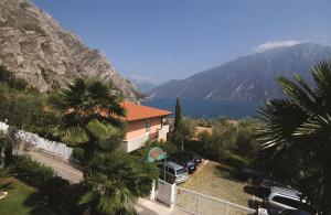 Cette maison offre une vue sur le lac et les montagnes. dans l'établissement Residence La Madonnina, à Limone sul Garda