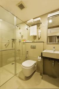 uma casa de banho com um WC, um lavatório e um chuveiro em Floressa Randa, Porur em Chennai