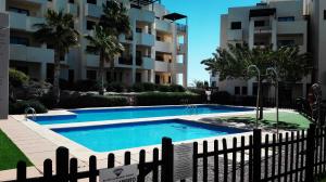 einem Pool vor einem Apartmentgebäude in der Unterkunft gelijkvloers appartement Corvera Golf & Country Club in Corvera