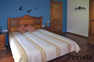 アルティエスにあるArties Casa Aranesa Iの青い壁のベッドルーム1室(大型ベッド1台付)
