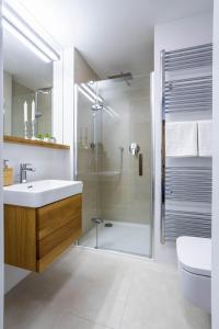 La salle de bains est pourvue d'une douche, d'un lavabo et de toilettes. dans l'établissement VIP Accommodation Prague S3, à Prague
