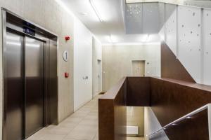 een hal met een metalen lift in een gebouw bij VIP Accommodation Prague S3 in Praag