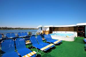 Bazén v ubytování Jaz Monarch Nile Cruise - Every Monday from Luxor for 07 & 04 Nights - Every Friday From Aswan for 03 Nights nebo v jeho okolí