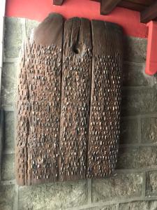 a wooden block hanging on a brick wall at Hotel Rural El Alberche in Burgohondo
