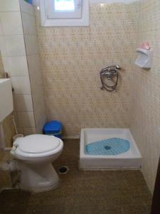 e bagno con servizi igienici e vasca. di Dimitris Apartments Messongi a Mesongi