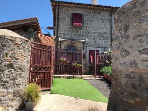 una casa con cancello e un cortile con prato verde di Agriturismo Specchio Del Lago a Montefiascone