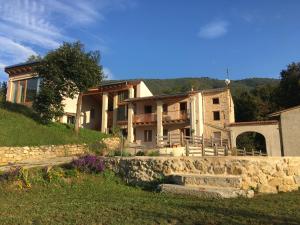 uma casa numa colina com uma parede de pedra em Agriturismo Fattoria Togonegro em Marostica