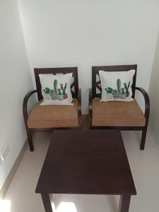 zwei Bänke mit Kissen und einem Tisch in einem Zimmer in der Unterkunft Heaven Suites, Tagaytay Condominium, Wind Residences in Tagaytay + 9 Fotos