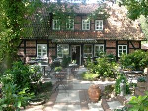 an old house with a garden in front of it at Antiquitäten Café Schwarmstedt in Schwarmstedt