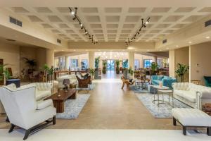 eine Lobby mit Sofas, Stühlen und Tischen in der Unterkunft Elysian Luxury Hotel and Spa in Kalamata