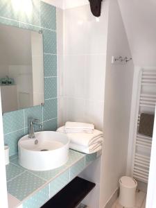 a bathroom with a sink and a mirror at Les gîtes du Clos Saint-Martin in Maule