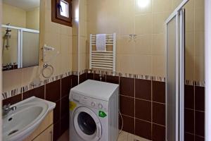 un bagno con lavatrice e lavandino di Sunshine Taksim Suite a Istanbul