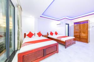 1 dormitorio con 2 camas y ventana en Q3 Viet An Hotel Nha Trang, en Nha Trang