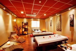 Habitación con 2 camas y mesa. en Cocca Hotel Royal Thai Spa, en Sarnico