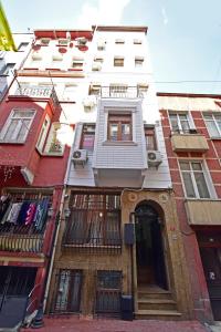 Un alto edificio bianco con una porta davanti di Sunshine Taksim Suite a Istanbul
