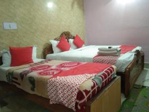 Postel nebo postele na pokoji v ubytování Hotel Rashmi