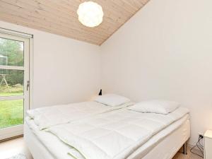 Postel nebo postele na pokoji v ubytování Holiday home Ålbæk LII