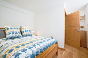 Postel nebo postele na pokoji v ubytování Finest Retreats - Luxury Holiday Let in Porthleven, Sleeping 2