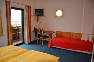 Ein Bett oder Betten in einem Zimmer der Unterkunft Gästehaus Wöll