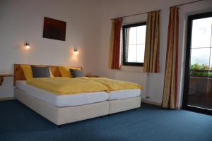Ein Bett oder Betten in einem Zimmer der Unterkunft Gästehaus Wöll