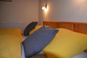 Ein Bett oder Betten in einem Zimmer der Unterkunft Gästehaus Wöll