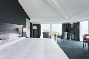 Un pat sau paturi într-o cameră la Connemara Coast Hotel