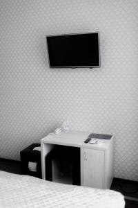 トムスクにあるMonomakh | Hotelの薄型テレビ(デスク付)