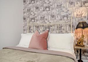 Un pat sau paturi într-o cameră la The Lauderdale Street Residence