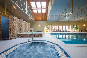 Bazén v ubytování Wellness hotel Spark nebo v jeho okolí