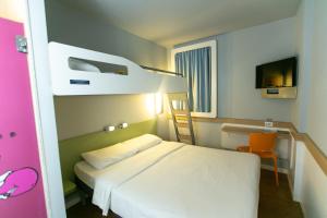 A bed or beds in a room at ibis budget RJ Copacabana