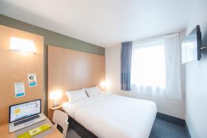 TV a/nebo společenská místnost v ubytování B&B HOTEL Metz Est Technopole Pôle Santé